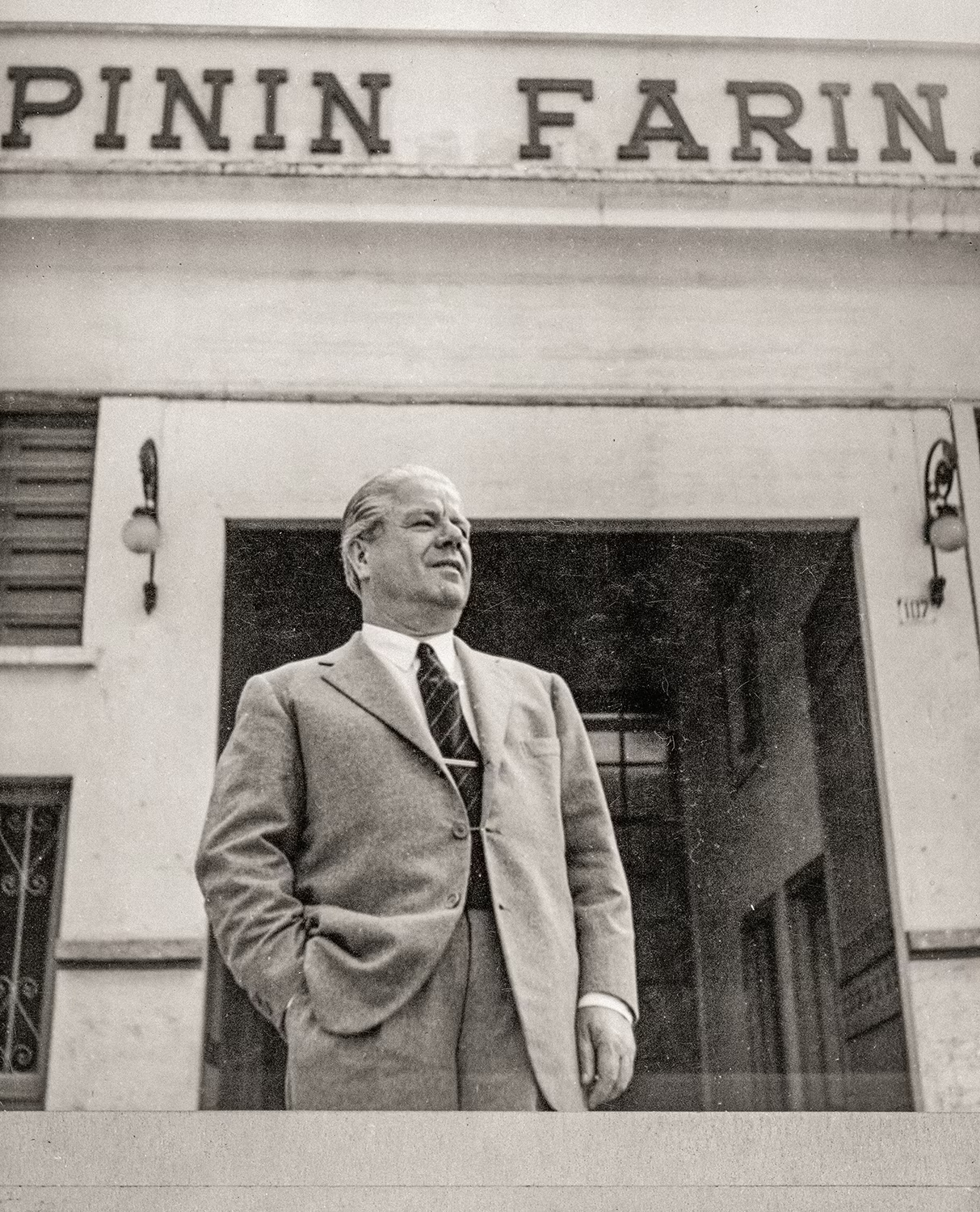 Battista 'Pinin' Farina diante da sede em Turim, 1930